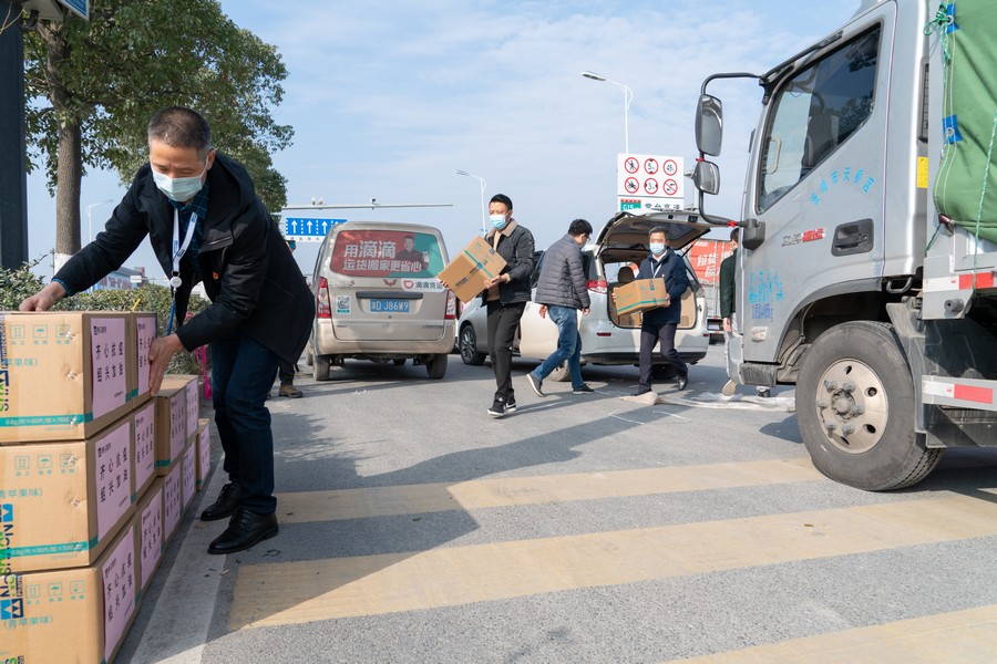 1639614050463713GqtM.jpg 抗疫物资装车-骆四君摄.jpg