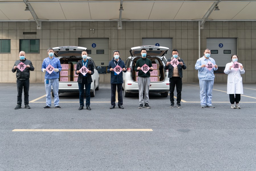 1639614070723736rSye.jpg 为抗疫前线加油-骆四君摄.jpg